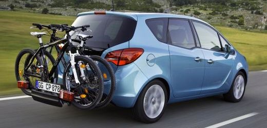 Opel Meriva se závěsným zařízením na přepravu bicyklů.