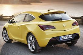 Zadní část vozu vykazuje příslušnost k automobilce Opel.