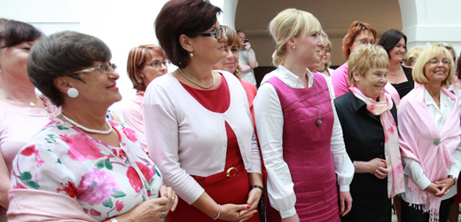 Poslankyně oblékly šaty i doplňky v romantické růžové barvě.