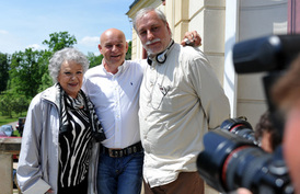 Celebritám nablízku. Jiří Janeček (uprostřed) s Jiřinou Bohdalovou a režisérem Zdeňkem Zelenkou.