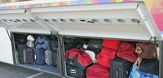 Cestující si v dobré víře odložili zavazadla do kufru autobusu (ilustrační foto).