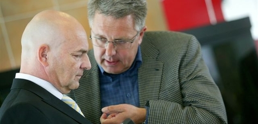 Jiří Baumruk (vpravo) s odcházejícím ředitelem Jiřím Janečkem (ilustrační foto).