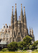 Úchvatný chrám Sagrada Familia (chrám smíření zasvěcený Svaté rodině) se nachází na východním pobřeží Španělska v Barceloně. Stavební práce na něm začaly v roce 1882 a trvají dodnes, jak je patrné z lešení na snímku.