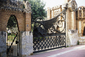 Stavbu paláce Palau Reial de Pedralbes v italském stylu navrhl Gaudí pro svého největšího mecenáše Eusebiho Güella. Na snímku zdobná brána paláce.