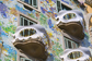 Casa Batlló se vymyká i zcela originálním řešením balkonů a také mozaikami na zdi domu.