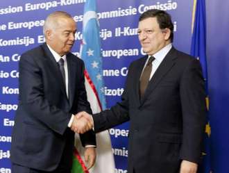 Šéf Evropské komise Barroso si třese rukou s despotou Karimovem (2011). 