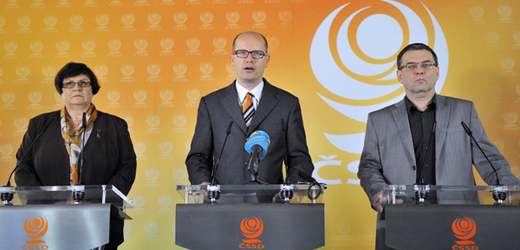 Šéf ČSSD Bohuslav Sobotka (uprostřed) by nyní svou stranu dovedl k vítězství.