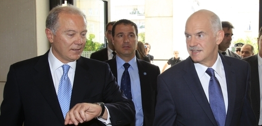 Řecký premiér George Papandreou (vpravo) a guvernér centrální banky Řecka George Provopoulos.
