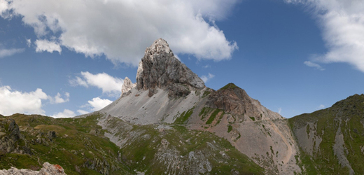 Ke zdolání hory Grosse Kinigat je potřeba vyšlapat 2689 metrů.