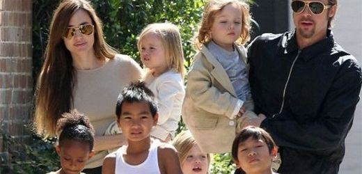 Angelina Jolie a Brad Pitt s dětmi, jejich vlastní potomci Vivienne, Shiloh a Knox jsou uprostřed.