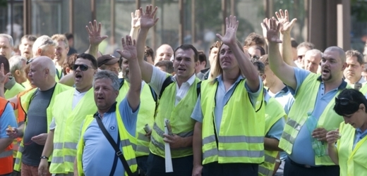 Stávka dopraváků v pondělí potrápí Českou republiku. 