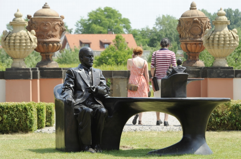 Čtveřici uzavírá Michal Gabriel, který je autorem nápaditého bronzového pomníku rakouského lékaře a psychiatra Sigmunda Freuda.