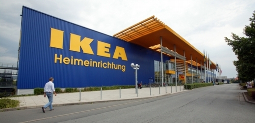 Výbuch nálože zranil dva kupující v obchodním domě švédské firmy IKEA v Drážďanech. 