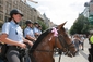 Pochodu se zúčastnily i policistky na koních s růžovými mašlemi.