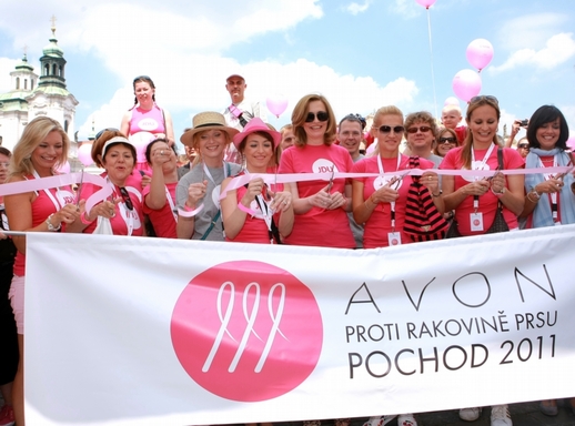 Prahou prošel tradiční pochod proti rakovině prsu.
