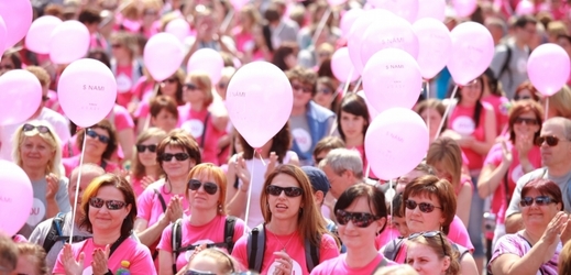 Prahou prošel tradiční pochod proti rakovině prsu.