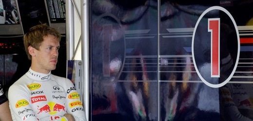 Sebastian Vettel musel v pátek sledovat, jak mechanici dávají do kupy jeho auto.
