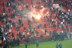 České fotbalové stadiony připomínaly koncem sezony bitevní pole.
