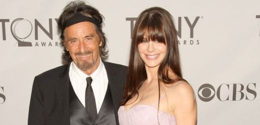 Herec Al Pacino s mladou přítelkyní.