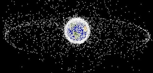Kosmické smetí ohrožuje satelity na různých oběžných drahách i Mezinárodní vesmírnou stanici.