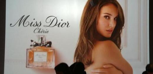 Krása, vůně a zvětralý skandál. Natalie Portmanová v reklamě na Miss Dior.