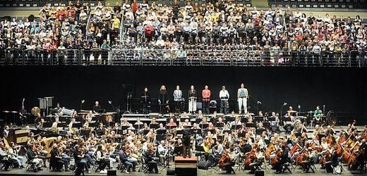 Generálka Mahlerovy Osmé symfonie v O2 areně.