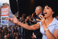 Během volebního mítinku ODS na Staroměstském náměstí roku 2002 se po Klausově boku objevila i populární zpěvačka Lucie Bílá. (Foto: archiv)