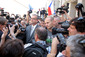 Mezi demonstrující dav zamířil i ministr financí Miroslav Kalousek. Dočkal se spršky urážek a také několika rajčat. (Foto: Lucie Pařízková)