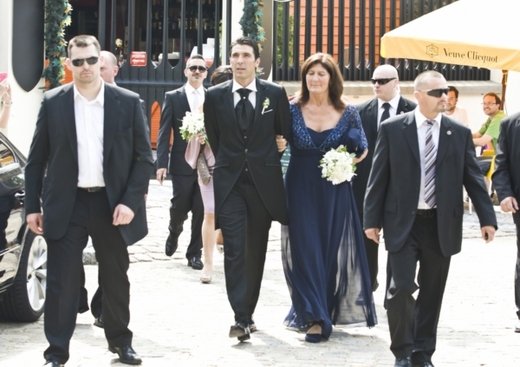 Ženich Gigi Buffon a svatebčané.