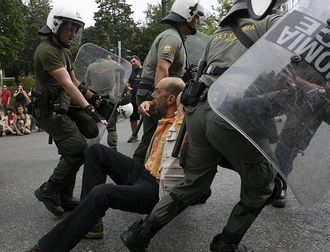 Řecká tragédie. Řekové demonstrují proti systému, který sami podporovali.