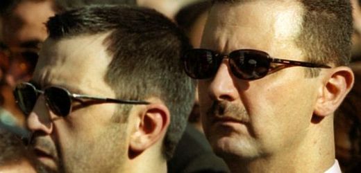 Bratři Asadové. Vpravo prezident-reformátor Bašár, v pozadí velitel Máhir.