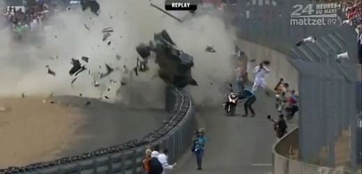 Hrůzostrašná havárie na okruhu v Le Mans.