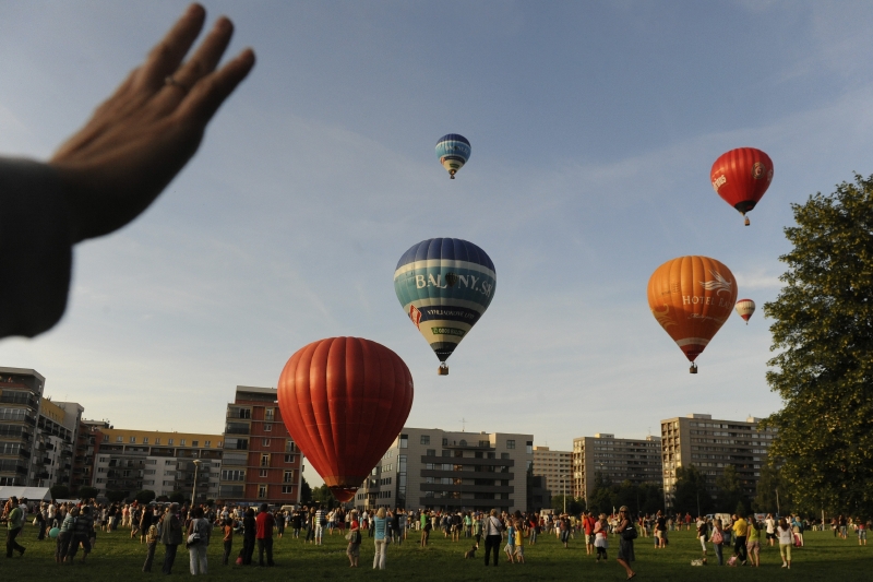 Vzletu balonů přihlíželo v Ostravě se zájmem velké množství diváků. (Foto: ČTK)