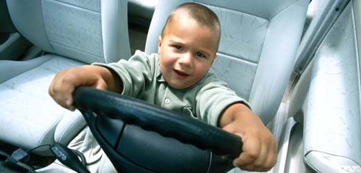 Odvážný chlapec si chtěl zahrát na řidiče (ilustrační foto).