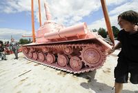 Růžový tank i s prostředníčkem při provozu.