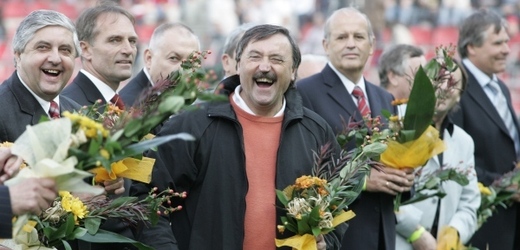 Antonín Panenka (uprostřed) obklopen někdejšími spoluhráči z reprezentace.