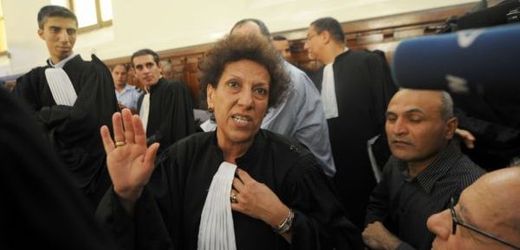 Právnička a bojovnice za lidská práva Radhia Nasraoui na soudním přelíčení. 