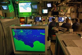 Operační místnost s důstojníky na lodi HMS Ocean při libyjské operaci.