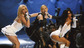 Předávání cen MTV Video Music Awards 2003 v New Yorku. Popová královna si zazpívala s dvěma populárními kolegyněmi: vlevo Britney Spearsová, vpravo Christina Aguilerová. (Foto: profimedia.cz)