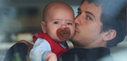 Orlando Bloom se svým synem Flynnem.