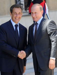 Sarkozy s Putinem kují pikle. Vzhledem k vyspělým vojenským technologiím, které Francie při výrobě lodí používá, požádal Paříž o vysvětlení ruské dodávky i Bílý dům. 