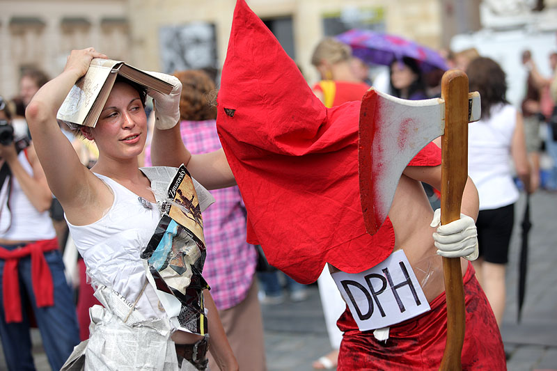 V centru Prahy se dnes konala další demonstrace proti plánovanému navýšení sazby DPH u knih.