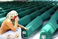 Nářek nad mrtvými muži ze Srebrenice.