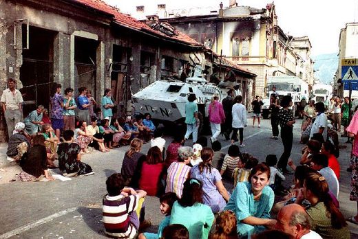 Obyvatelé Mostaru, Bosňáci, blokují konvoj vojáků OSN.