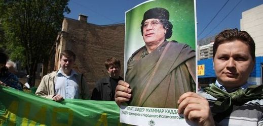 Kaddáfího příznivci na demonstraci v Moskvě.
