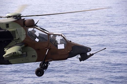 Helikoptéra Tiger z francouzské lodi Tonnerre útočí v Libyi.
