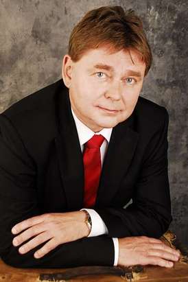 Dočasně by televizi mohl vést provozní ředitel ČT Vladimír Karmazín. 