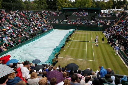 Největším problémem pořadatelů ve Wimbledonu je zatím častý déšť, který ovlivnil již několik zápasů. Třeba i české hráčky Petry Cetkovské. (Foto: ČTK)