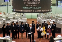 Šéf Prady Patrizio Bertelli (uprostřed) při uvádění akcií firmy na hongkongskou burzu.