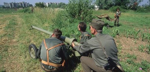 Slovinská domobrana se snaží čelit srbské armádě.